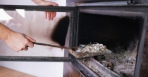 [Vidéo] Comment bien utiliser les cendres du poêle ou de la cheminée ?